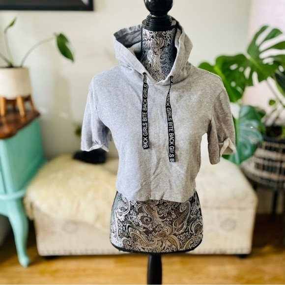🏷️ 4/$25 H&M Grey Crop Hooded Sweater Short Sleeve Top - Picture 7 of 8